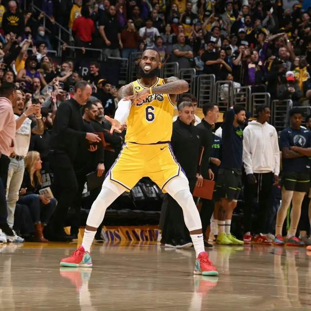 开云体育曼联不断突破！，詹姆斯连续十五场比赛得分超过大比分获胜气势如虹延续的简单介绍